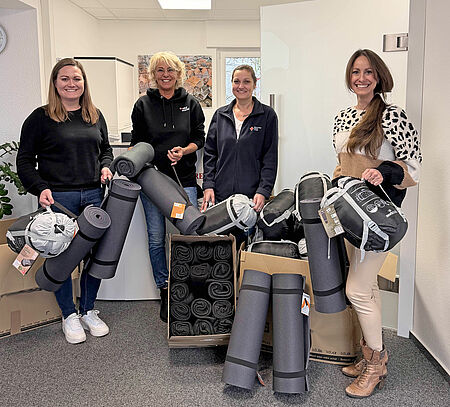 ladies_schlafsackspende_wohnsitzlose2025.jpg Vier Frauen mit Schlafsäcken und Decken