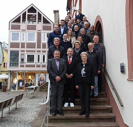DSC07583.jpg Personen auf der Rathaustreppe in Mosbach