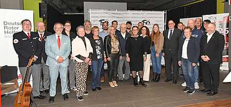 PM_DRK_Ehrungsabend_2025.jpg Geehrte Personen vor mehreren DRK-Transparenten