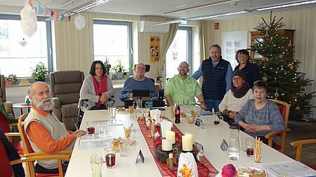 DSC0764.jpg Menschen an einem gedeckten Tisch