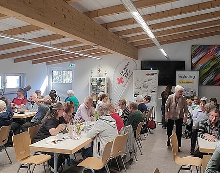 Nachmittagskaffee2 Blick ins DRK-Heim mit vielen Gästen