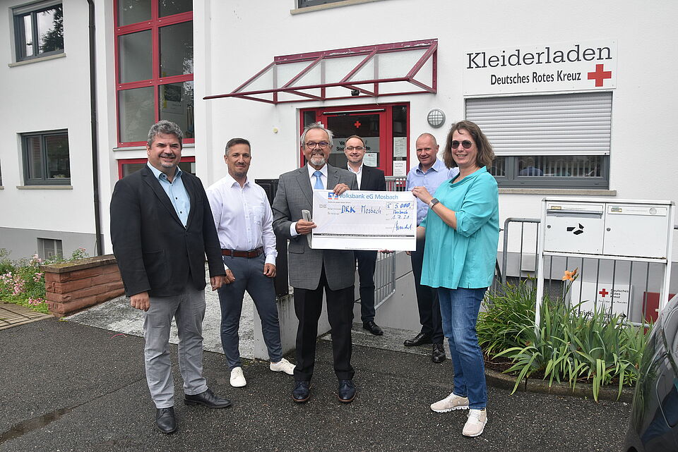 Über einen Scheck in Höhe von 5.000 Euro von der Bürgerstiftung Region Mosbach kann sich der soziale Kleiderladen des DRKs in der Sulzbacher Straße freuen. Ausgeglichen werden sollen damit Verluste, die in der Corona-Krise aufgelaufen sind. Über einen Scheck in Höhe von 5.000 Euro von der Bürgerstiftung Region Mosbach kann sich der soziale Kleiderladen des DRKs in der Sulzbacher Straße freuen. Ausgeglichen werden sollen damit Verluste, die in der Corona-Krise aufgelaufen sind. Auf dem Foto v.l.: BM Michael Keilbach, Stefan Kohler, Gerhard Lauth, Steffen Blaschek, Dr. Frank Zundel, Patricia Spitzer. Foto: DRK-Mosbach