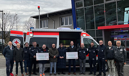 Presse_DRK_Retouchiert_hp.jpg Rotkreuzler und Nathalie Kletti vor einem Fahrzeug