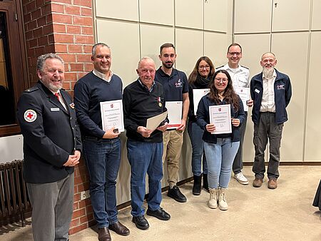 2025-12-19-DRK_Limbach_ehrt_außergewöhnliche_Leistungen.jpg Rotkreuzler mit Urkunden