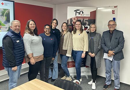 ladies_Besuch_2025_2.jpg Sechs Damen des Ladies´ Circle mit Vertretern des DRK