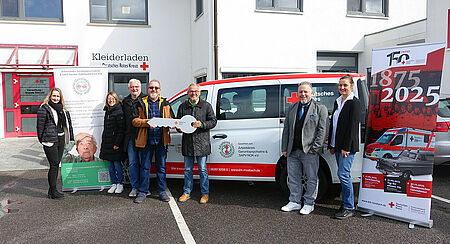 Spende_betreuung_hp2.jpg Personen vor der DRK-Geschäftsstelle, Fahrzeug
