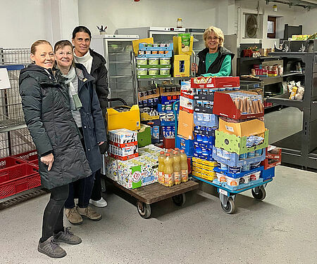 Spende_Inner_Wheel_4_26_hp.jpg Lebensmittelspenden im Tafelladen, Personen