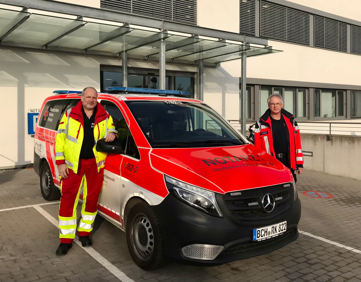 Der Leiter der Notarztstandorte der Neckar-Odenwald-Kliniken, PD Dr. Harald Genzwürker (l.), sowie Rettungswachenleiter Dieter Slabschi (r.), freuen sich über das neue Einsatzfahrzeug und die neuen Räumlichkeiten. 