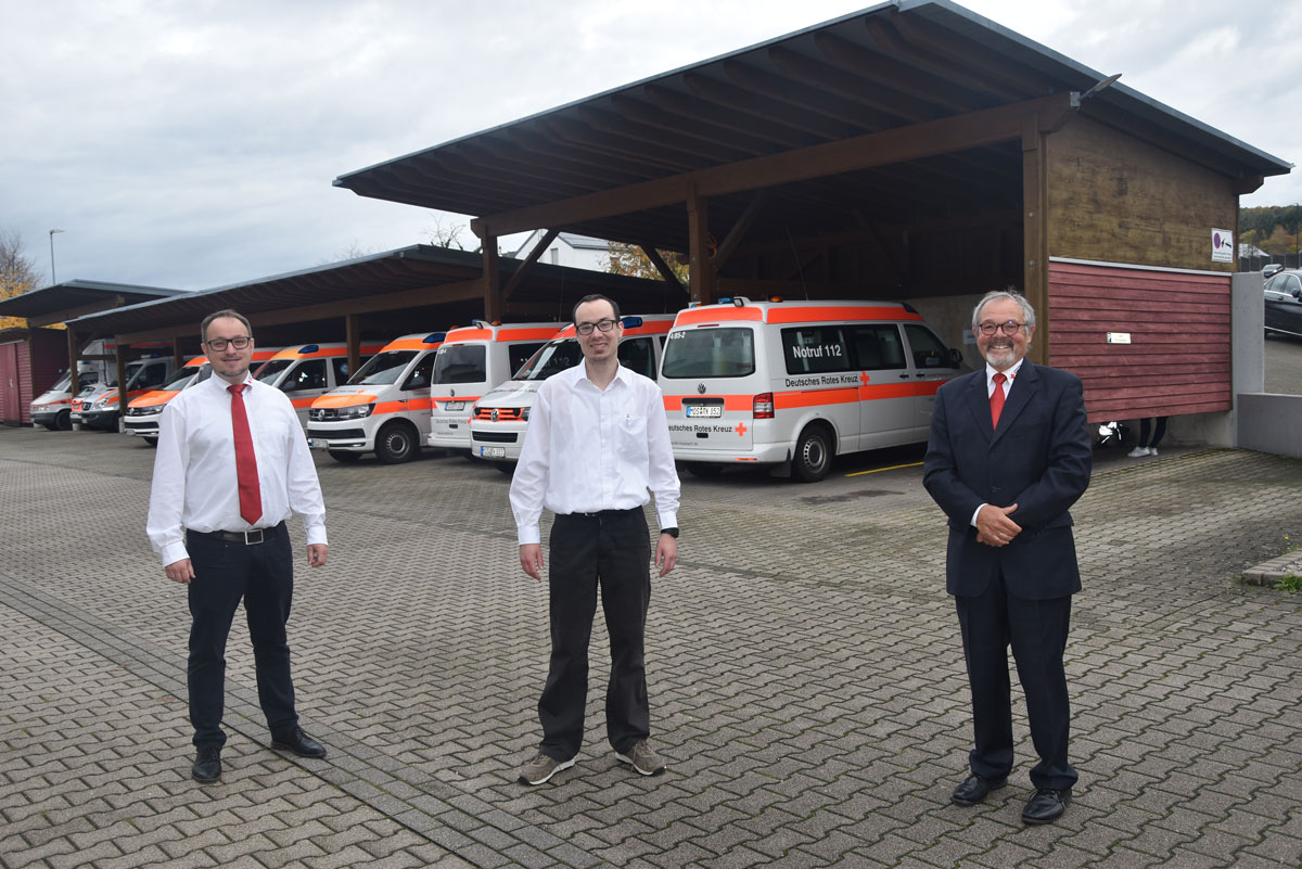 Präsident Gerhard Lauth (r.) und Kreisgeschäftsführer Steffen Blaschek (l.) konnten mit Frank Heuß (m.) am Montag einen neuen Pressereferenten beim DRK-Kreisverband Mosbach vorstellen. Foto: DRK Mosbach